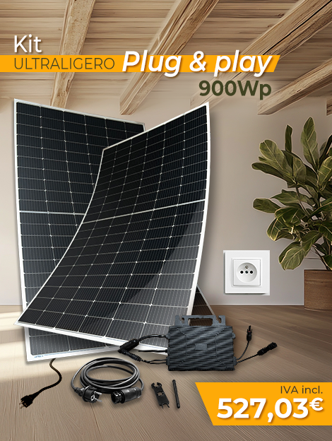 Kit solar plug-and-play Ultra Light de 900Wp a 527,03 euros IVA incl., con un enchufe al fondo.